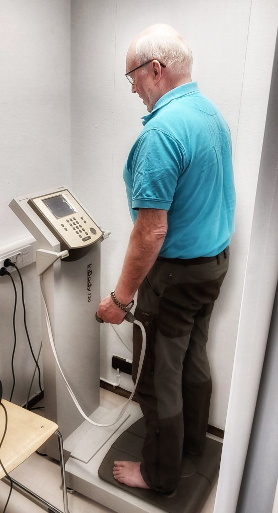 Vierumäen Metsästysseuran jäsen kehonkoostumusmittauksessa.