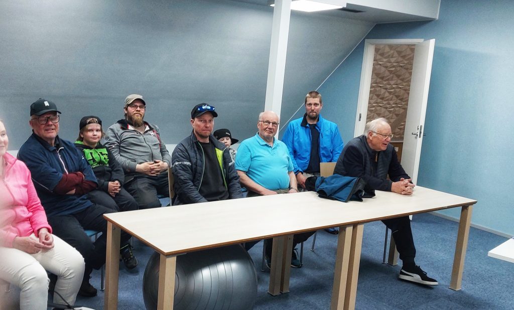 Vierumäen metsästysseuran kehonkostumusmittaukseen osallistujia.