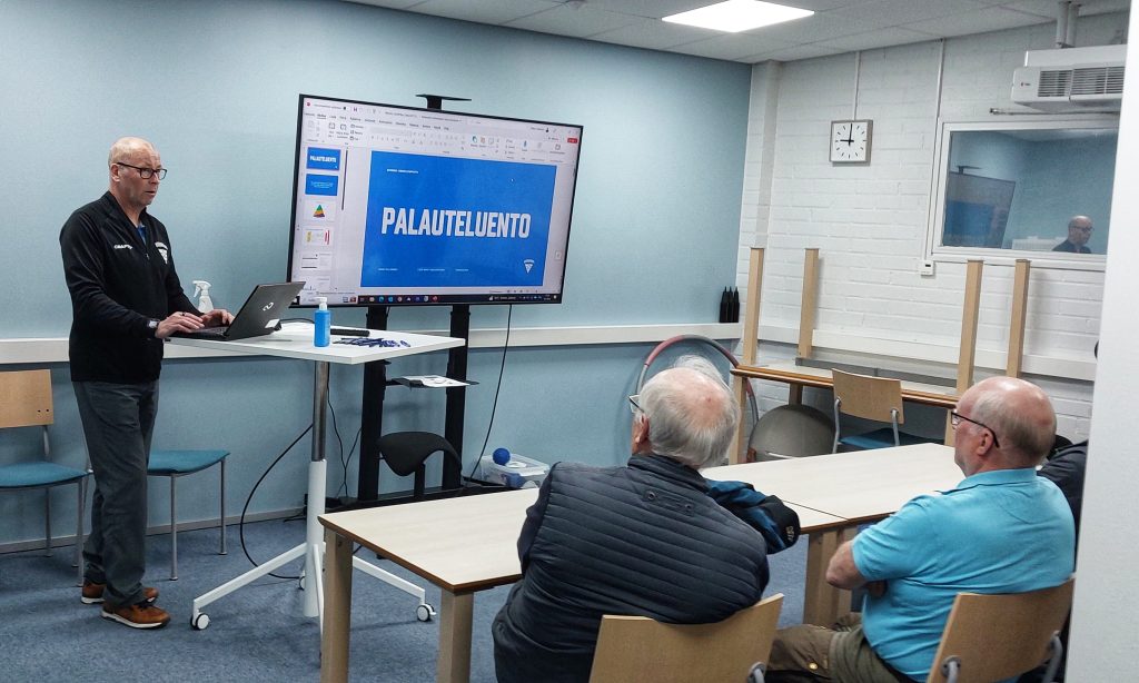 Vierumäen metsästysseuran jäsen seuraa esitystä palauteluennolla.