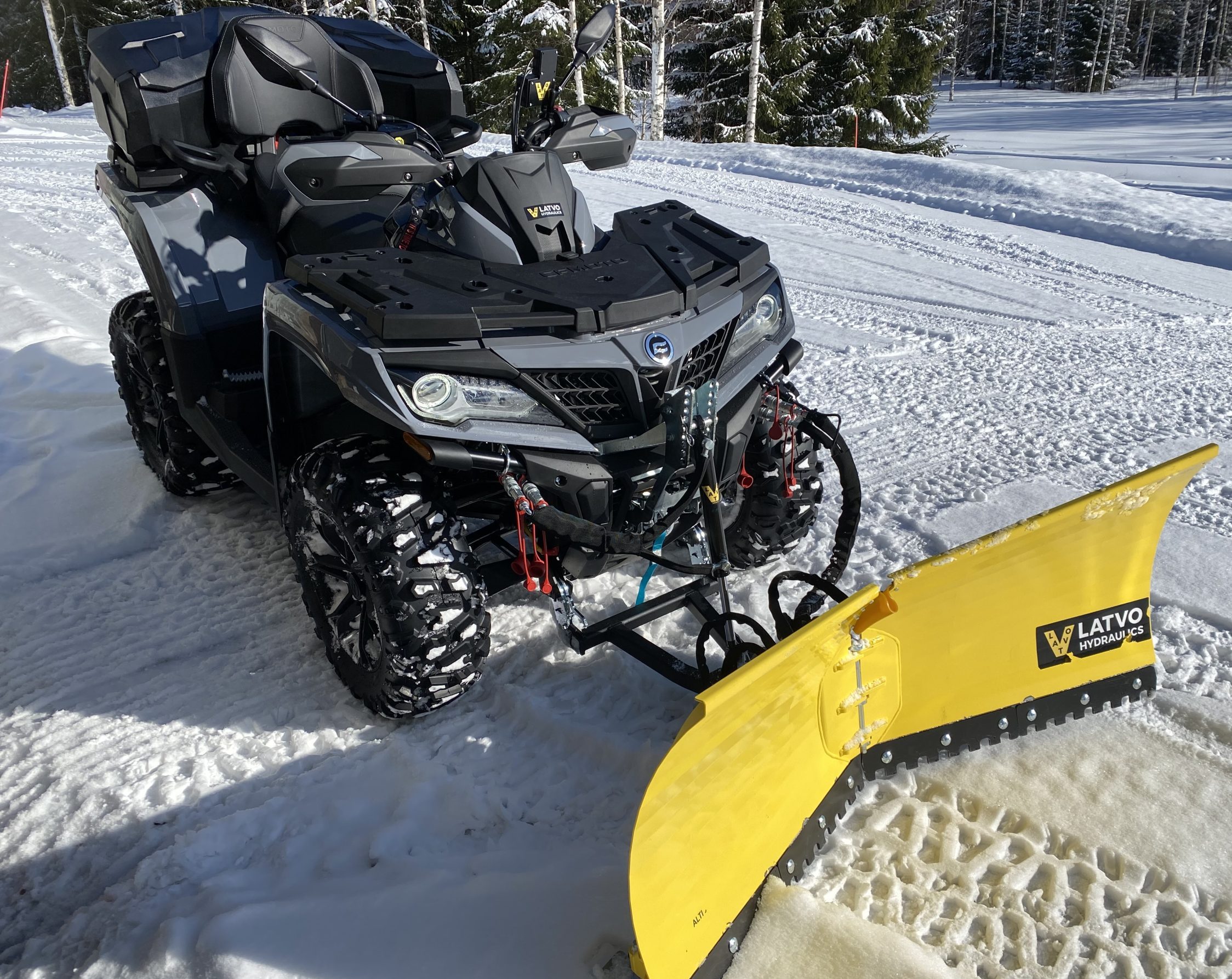 Mönkijä jossa keltainen aura hangella.