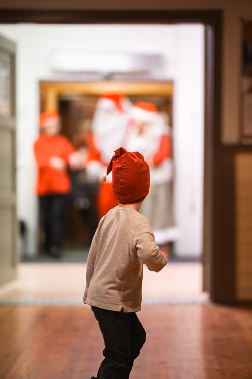 Lapsi näkee joulupukin ja -muorin kävelemässä.