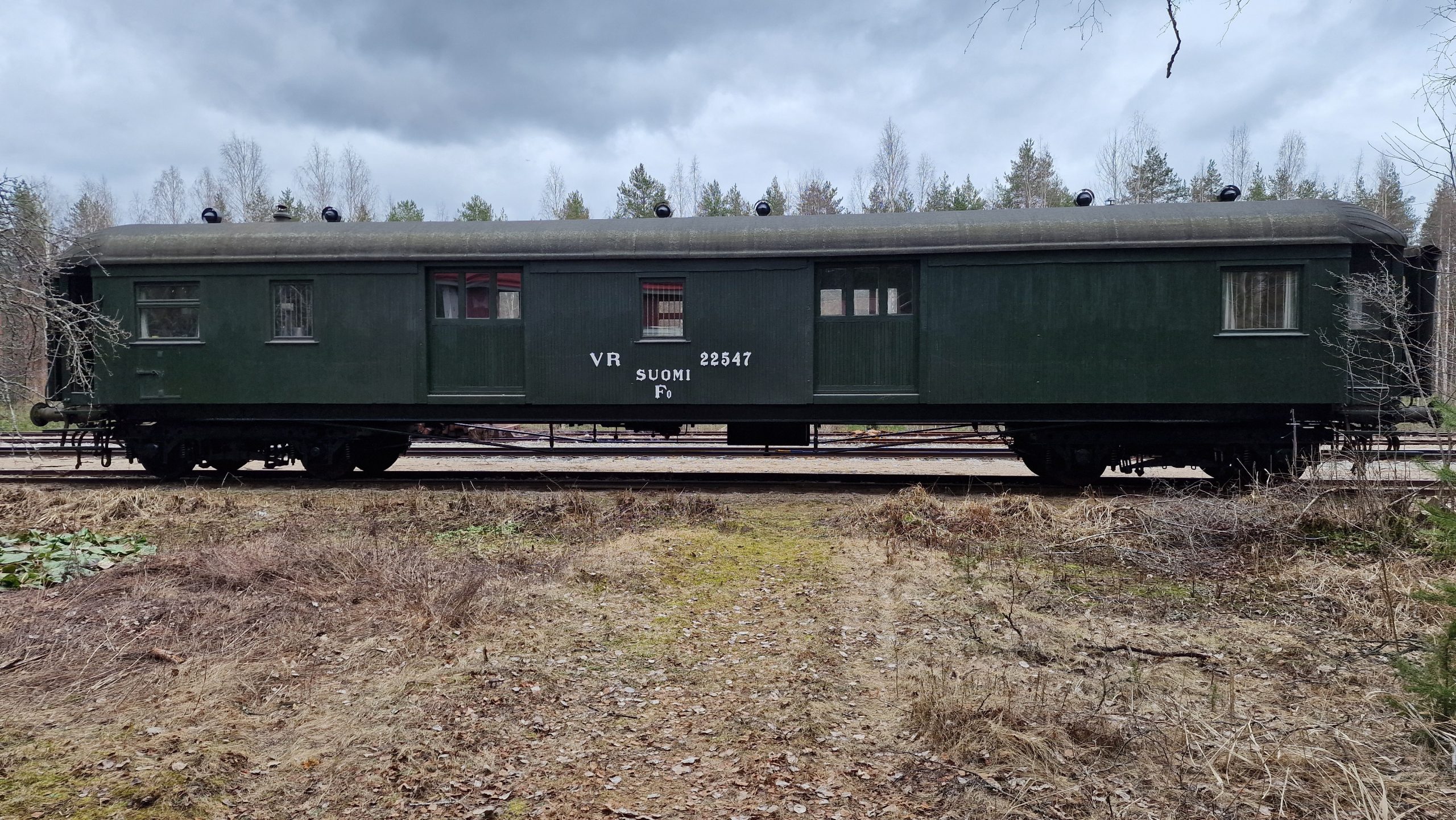 junavaunu seisoo rautatiellä.