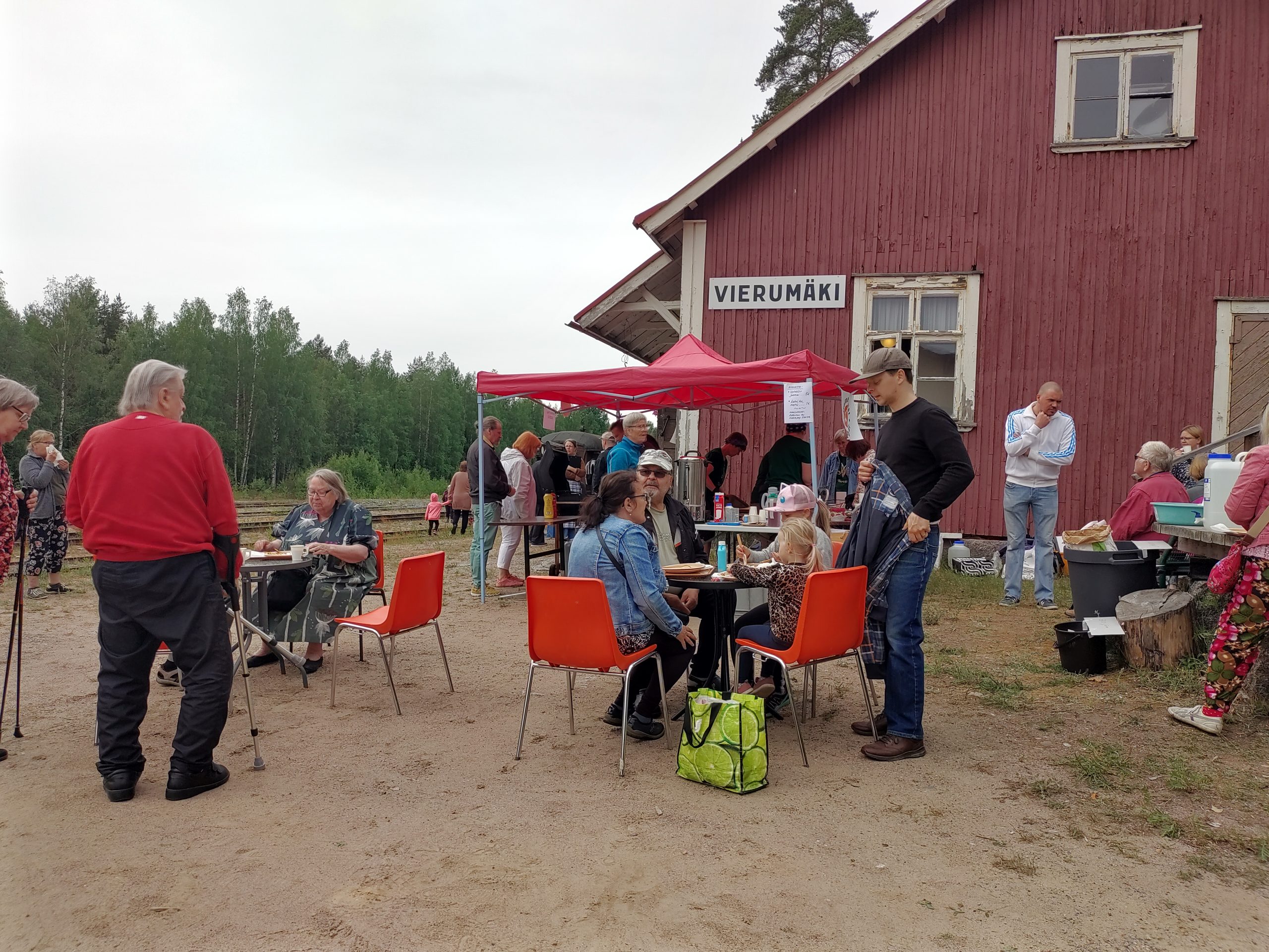 Ihmisiä kahvilla Vierumäen asemalla.