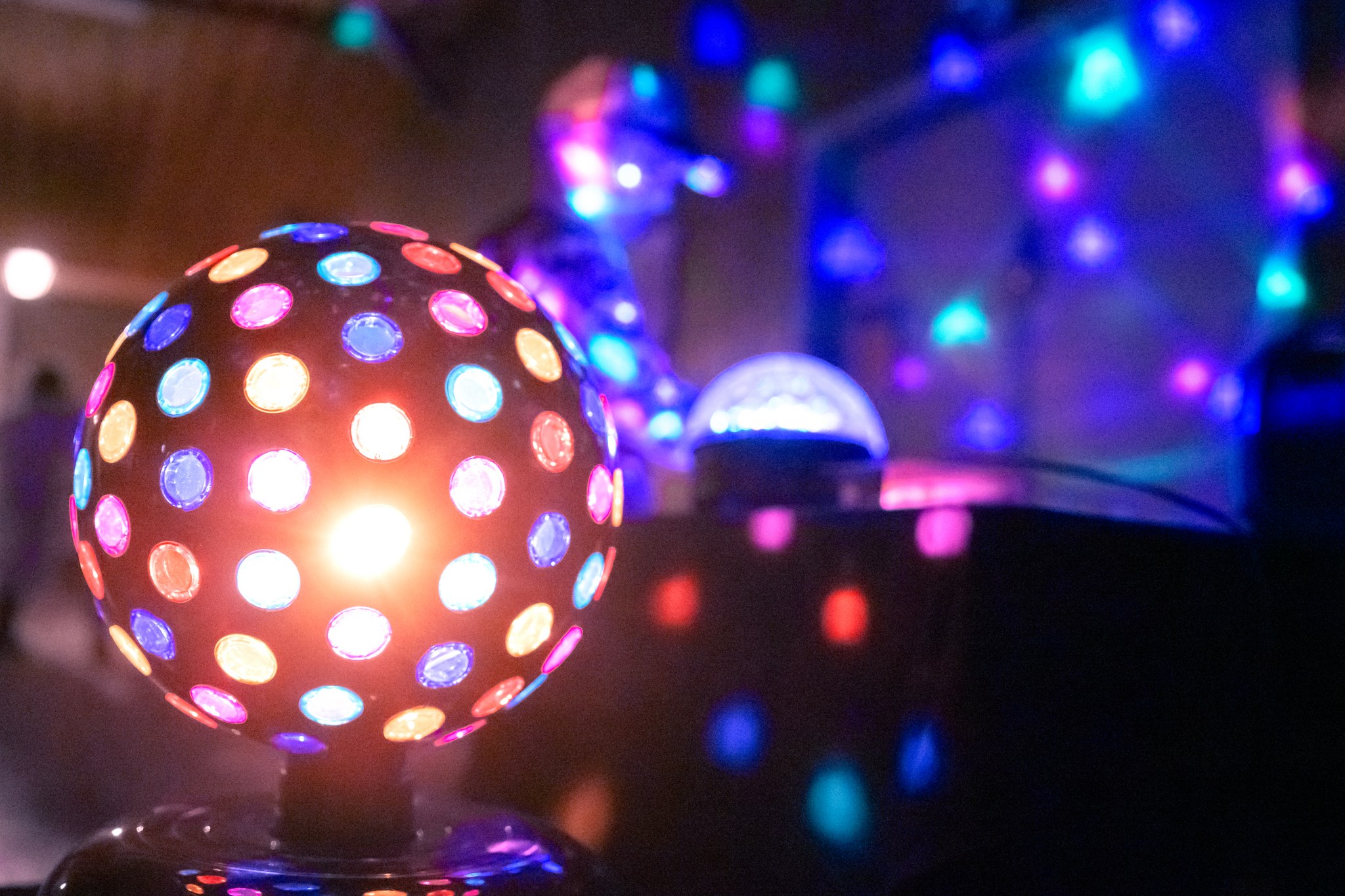 Diskopallo ja diskovaloja.